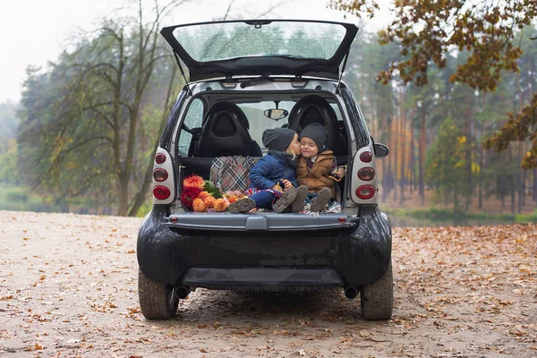 Two kids in the car — Stock Photo, Image