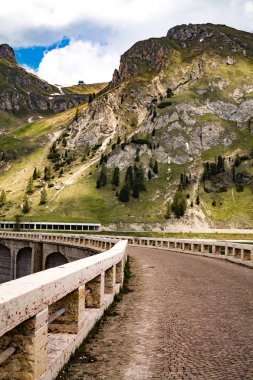 Lake Fedaia ve baraj Marmolada Dağı'nın eteklerinde'nin Dolomites'in var. Panoramik görünüm