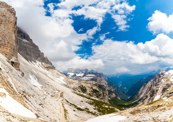 白云岩阿尔卑斯山山脉景观从 Cime Lavaredo 国家公园顶部 — 图库照片