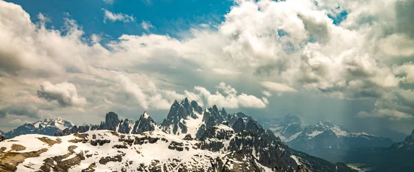 白云石阿尔卑斯山岩石山脉全景视图 — 图库照片