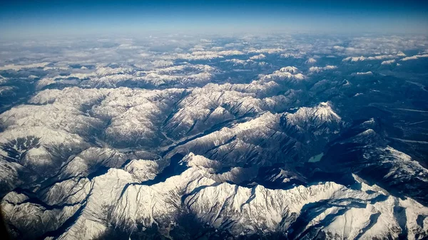 Flygfoto över Alperna Österrike och Italien, Europa. Snötäckta toppar i bergen, fjällsjöar, byar. — Stockfoto