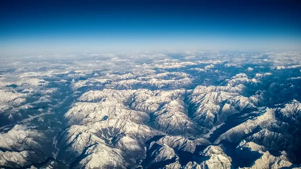 アルプス オーストリア、イタリア、ヨーロッパの空撮。雪覆われた山脈、山の湖、村のトップス. — ストック写真