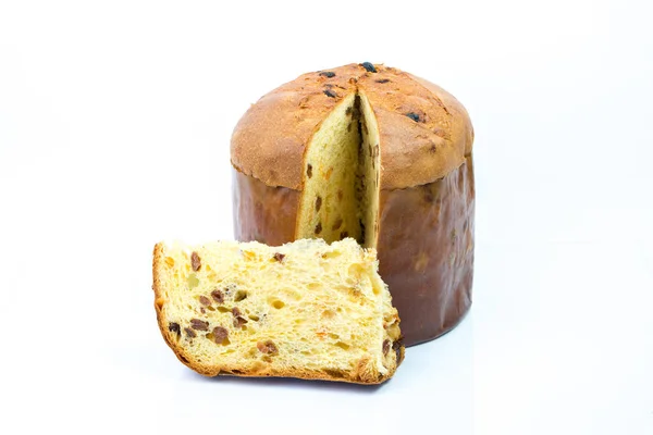 Panettone clássico com frutas secas, bolo de Natal italiano tradicional no fundo branco — Fotografia de Stock