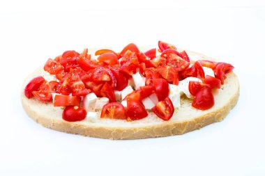 Közlenmiş domates, mozzarella peyniri, zeytin yağı ve beyaz arka plan üzerinde fesleğen ve kekik otlar ile taze İtalyan bruschetta