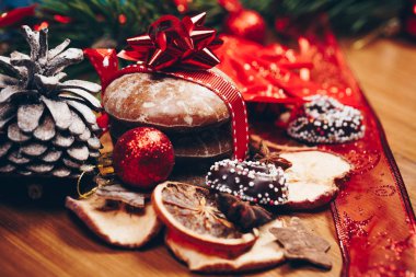 Noel natürmort zencefil bal bisküvi, süs eşyaları, çam, ahşap arka plan üzerinde çelenk çikolata şeker