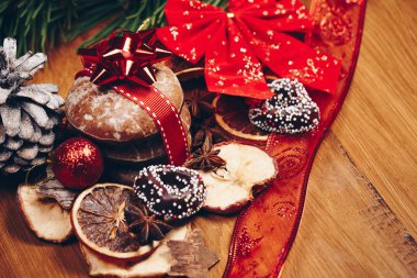 Noel natürmort zencefil bal bisküvi, süs eşyaları, çam, ahşap arka plan üzerinde çelenk çikolata şeker