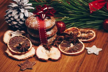 Noel natürmort zencefil bal bisküvi, süs eşyaları, çam, ahşap arka plan üzerinde çelenk çikolata şeker