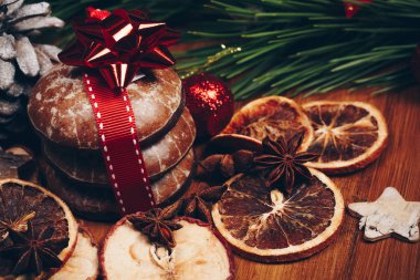 Noel natürmort zencefil bal bisküvi, süs eşyaları, çam, ahşap arka plan üzerinde çelenk çikolata şeker