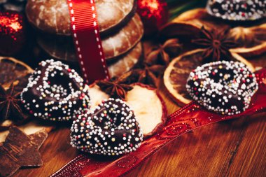 Noel natürmort zencefil bal bisküvi, süs eşyaları, çam, ahşap arka plan üzerinde çelenk çikolata şeker