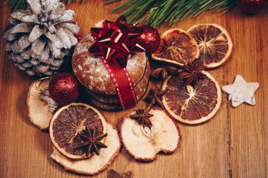 Noel natürmort zencefil bal bisküvi, süs eşyaları, çam, ahşap arka plan üzerinde çelenk çikolata şeker