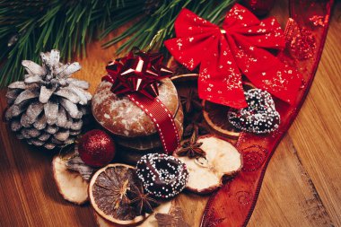 Noel natürmort zencefil bal bisküvi, süs eşyaları, çam, ahşap arka plan üzerinde çelenk çikolata şeker