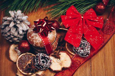 Noel natürmort zencefil bal bisküvi, süs eşyaları, çam, ahşap arka plan üzerinde çelenk çikolata şeker