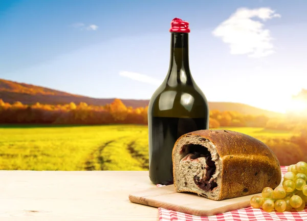 传统的馅饼面包与黑橄榄，葡萄酒木制的桌子上 — 图库照片