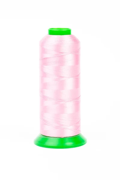 Carretel rosa de linha no fundo branco — Fotografia de Stock