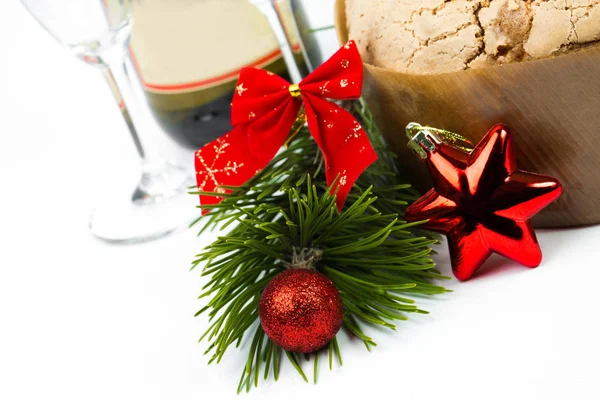 经典潘妮托妮传统意大利圣诞蛋糕与玻璃和瓶葡萄酒。白色背景上. — 图库照片