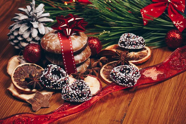 Noel natürmort zencefil bal bisküvi, süs eşyaları, çam, ahşap arka plan üzerinde çelenk çikolata şeker