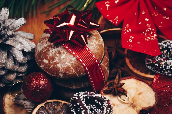 圣诞静物与生姜蜂蜜饼干、 饰品、 松树、 木制背景上的花圈巧克力糖果 — 图库照片
