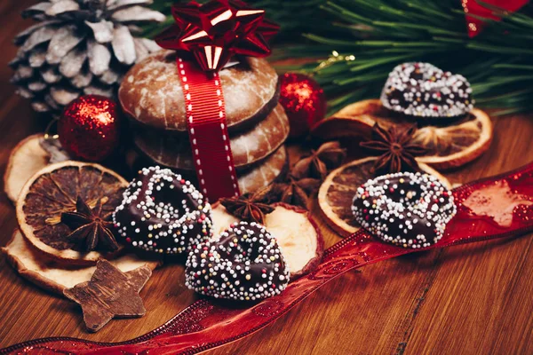 Noel natürmort zencefil bal bisküvi, süs eşyaları, çam, ahşap arka plan üzerinde çelenk çikolata şeker