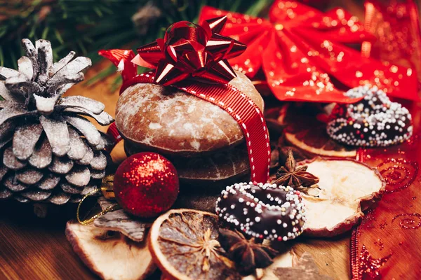 Noel natürmort zencefil bal bisküvi, süs eşyaları, çam, ahşap arka plan üzerinde çelenk çikolata şeker