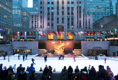 New York City, Amerika Birleşik Devletleri - 18 Mart 2017: Rockefeller Center buz pateni zevk insanlar 