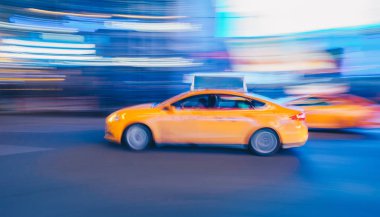 Soyut hareket hızlı şehir üzerinde bulanık gece arka plan sokak sürüş New York'ta taksi bulanık 