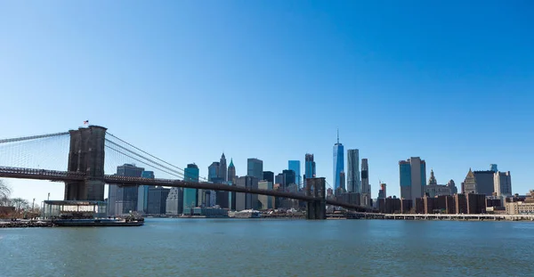 Utsikt över Brooklyn Bridge och Manhattan skyline Wtc Freedom Tower från Dumbo, Brooklyn. Brooklyn Bridge är en av de äldsta hängbroar i Usa — Stockfoto