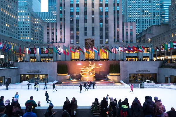 New York City, Amerika Birleşik Devletleri - 18 Mart 2017: Rockefeller Center buz pateni zevk insanlar 