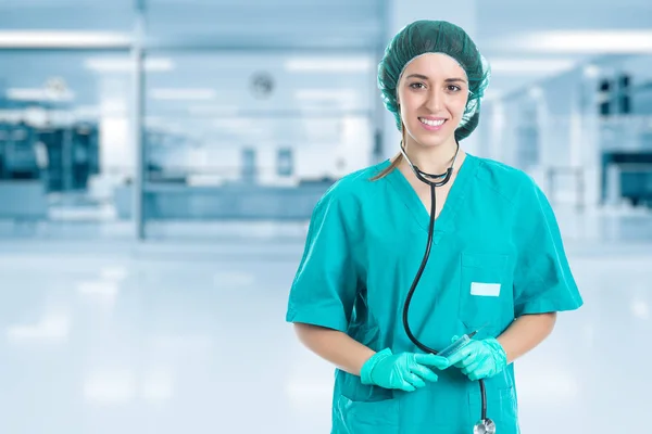 Jeune infirmière avec stéthoscope debout et seringue à l'air en main. Concept médical et Healty . — Photo