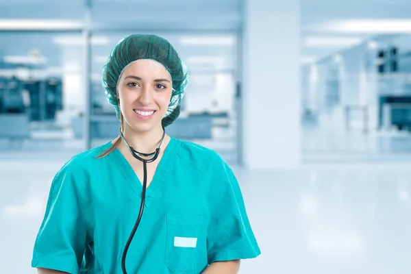 Jeune infirmière avec stéthoscope debout et seringue à l'air en main. Concept médical et Healty . — Photo