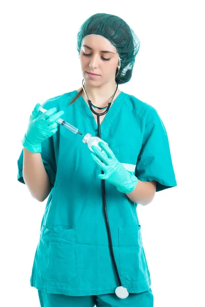 Jeune infirmière avec stéthoscope debout et seringue regardante isolée à la main  . — Photo