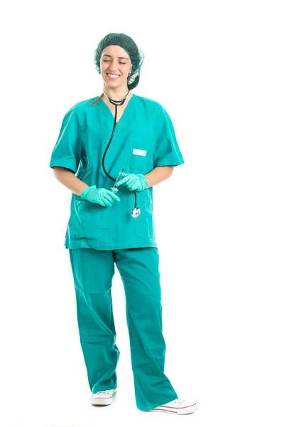 Enfermera joven con estetoscopio de pie y jeringa en mano aislada  . —  Fotos de Stock