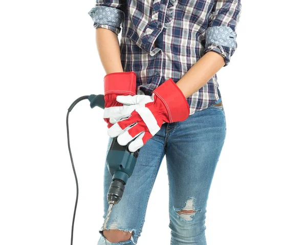 Atractiva mujer joven constructora con herramienta de perforación feliz por el buen trabajo. Aislado sobre fondo blanco . — Foto de Stock