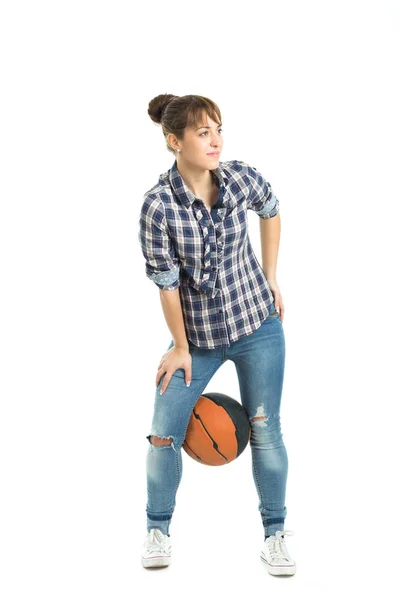 Szczęśliwy atrakcyjna młoda kobieta trzyma koszykówki na białym tle. — Zdjęcie stockowe