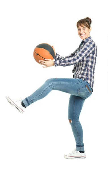 Gelukkig aantrekkelijke jongedame, houden een basketbal geïsoleerd op wit — Stockfoto