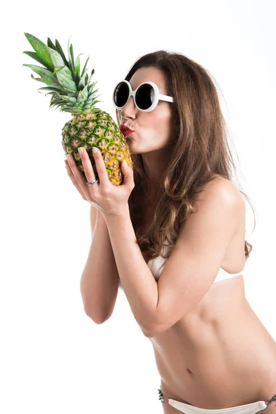 Portret młodego zdrowego piękna kobieta w białym bikini i białe okulary z świeży ananas w rękę — Zdjęcie stockowe