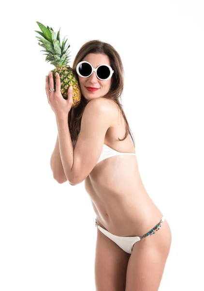 Portret młodego zdrowego piękna kobieta w białym bikini i białe okulary z świeży ananas w rękę — Zdjęcie stockowe