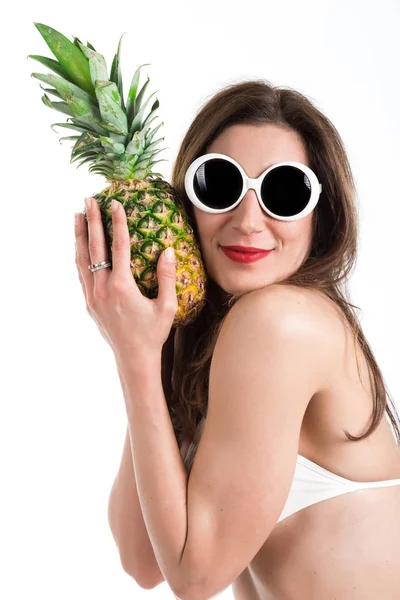 Portret młodego zdrowego piękna kobieta w białym bikini i białe okulary z świeży ananas w rękę — Zdjęcie stockowe