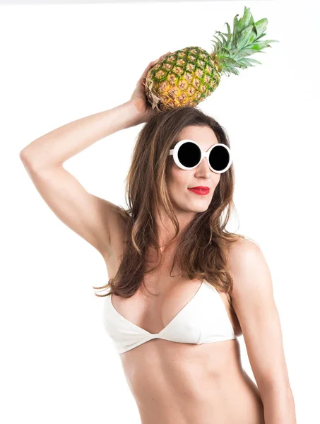 Portret młodego zdrowego piękna kobieta w białym bikini i białe okulary z świeży ananas w rękę — Zdjęcie stockowe