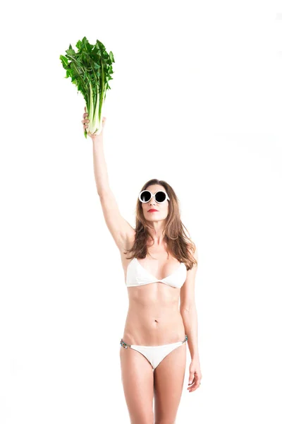 Portret młodej kobiety zdrowe w białym bikini i białe okulary z świeże cykorii w rękę. — Zdjęcie stockowe