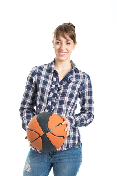 Jovem atraente feliz segurando um basquete isolado no branco Fotografia De Stock