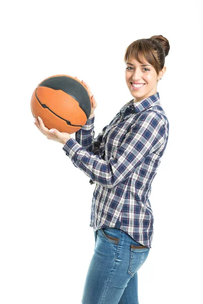 Jovem atraente feliz segurando um basquete isolado no branco Fotografia De Stock