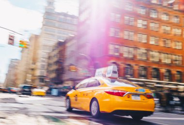 New York City - 20 Mart 2017: Sarı taksi taksi hızları aşağı bir New York City sokakta. Atış için kasıtlı hareket uzun çekim hızı ile bulanıklık.