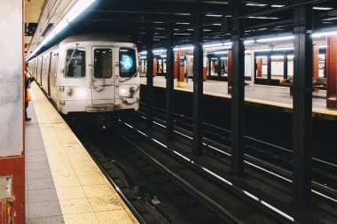 New York City, Amerika Birleşik Devletleri - 18 Mart 2017: Madison Square Garden istasyonu işareti 34th Street Pennsylvania İstasyonu metro durdurmak New York'ta.
