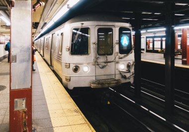 New York City, Amerika Birleşik Devletleri - 18 Mart 2017: Madison Square Garden istasyonu işareti 34th Street Pennsylvania İstasyonu metro durdurmak New York'ta.