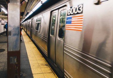 New York City, Amerika Birleşik Devletleri - 18 Mart 2017: Madison Square Garden istasyonu işareti 34th Street Pennsylvania İstasyonu metro durdurmak New York'ta.