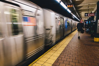 New York City, Amerika Birleşik Devletleri - 18 Mart 2017: Madison Square Garden istasyonu işareti 34th Street Pennsylvania İstasyonu metro durdurmak New York'ta.