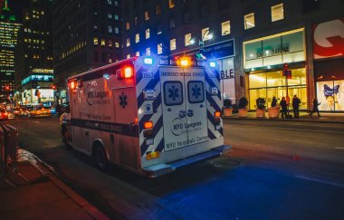 New York City, Amerika Birleşik Devletleri - 18 Mart 2017: Manhattan'ın midtown acele saat trafik üzerinden patlatma Fdny ambulans yanıp sönen ışıklar siren. 