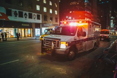 New York City, Amerika Birleşik Devletleri - 18 Mart 2017: Manhattan'ın midtown acele saat trafik üzerinden patlatma Fdny ambulans yanıp sönen ışıklar siren. 