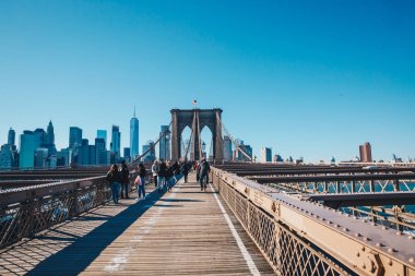 New York City, Amerika Birleşik Devletleri - 19 Şubat 2017: Brooklyn Köprüsü yaya geçit görünümden. Brooklyn Köprüsü olan Manhattan ve Brooklyn semtleri birbirine bağlayan ve dünyanın en büyük asma köprü biridir..