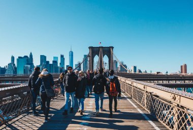New York City, Amerika Birleşik Devletleri - 19 Şubat 2017: Brooklyn Köprüsü yaya geçit görünümden. Brooklyn Köprüsü olan Manhattan ve Brooklyn semtleri birbirine bağlayan ve dünyanın en büyük asma köprü biridir..